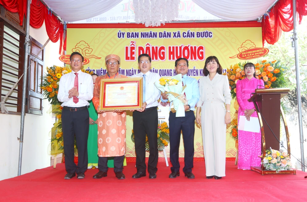 Lãnh đạo địa phương đón nhận bằng chứng nhận di sản văn hóa phi vật thể quốc gia. Ảnh: HUỲNH DU