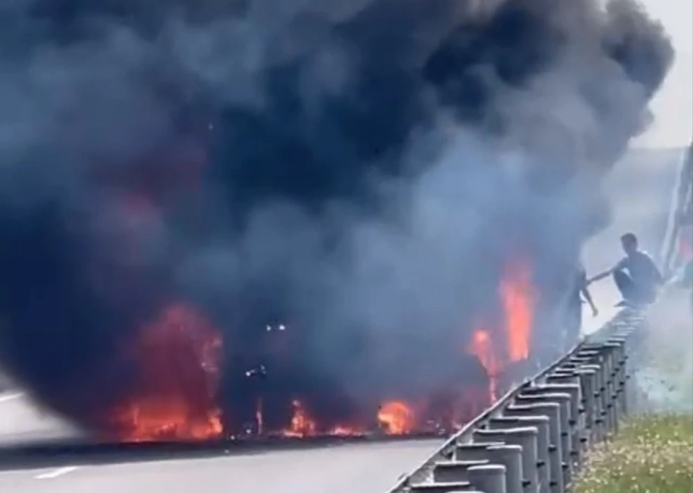 Cháy xe container.jpg