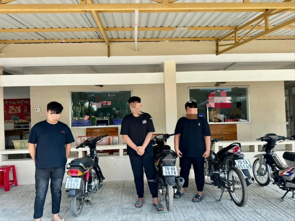 nhóm thiếu niên.jpg