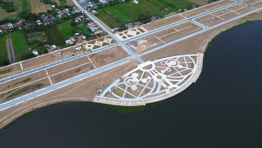 Hồ nước ngọc Lạc Địa 11.JPG