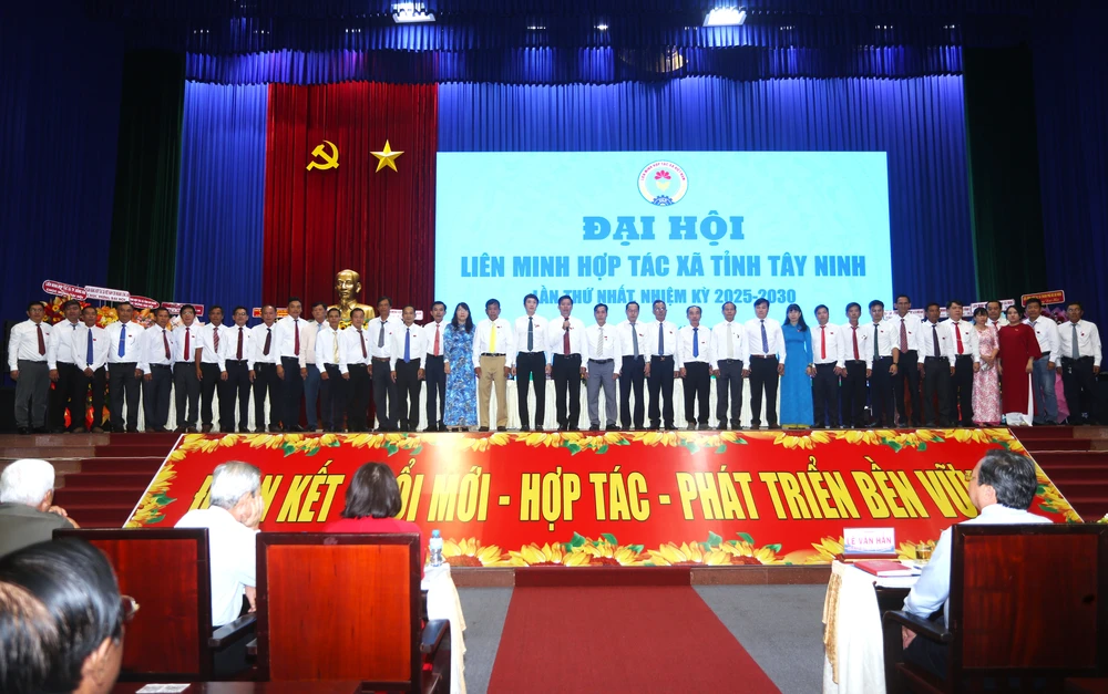 Ban Chấp hành Liên minh HTX tỉnh Tây Ninh khóa I ra mắt đại hội. Ảnh: HUỲNH DU