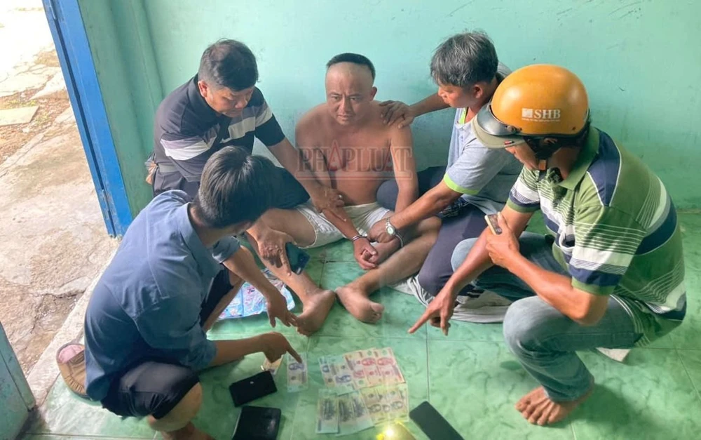 cụ ông 70 tuổi bán vé số (2).jpg