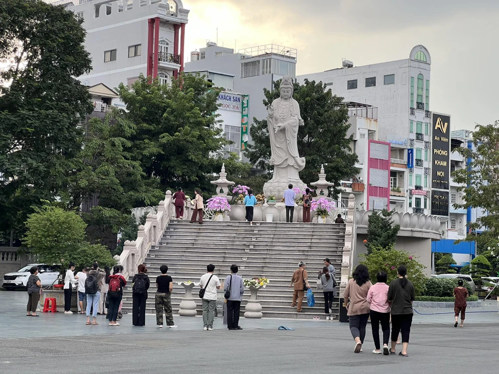 Từ 13h chiều, Phật tử bắt đầu tập trung tế lễ tại khu vực tượng đài Đức Quan Thế Âm Bồ Tát. Ảnh: QUỐC HƯƠNG.