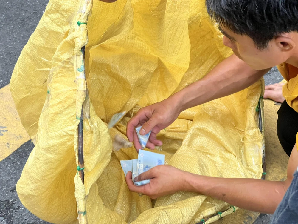 "Cuộc chiến" cô hồn kết thúc, người cầm bao đựng "chiến lợi phẩm" bắt đầu kiểm tra "thành quả" sau những màn giành giật tiền gay cấn.