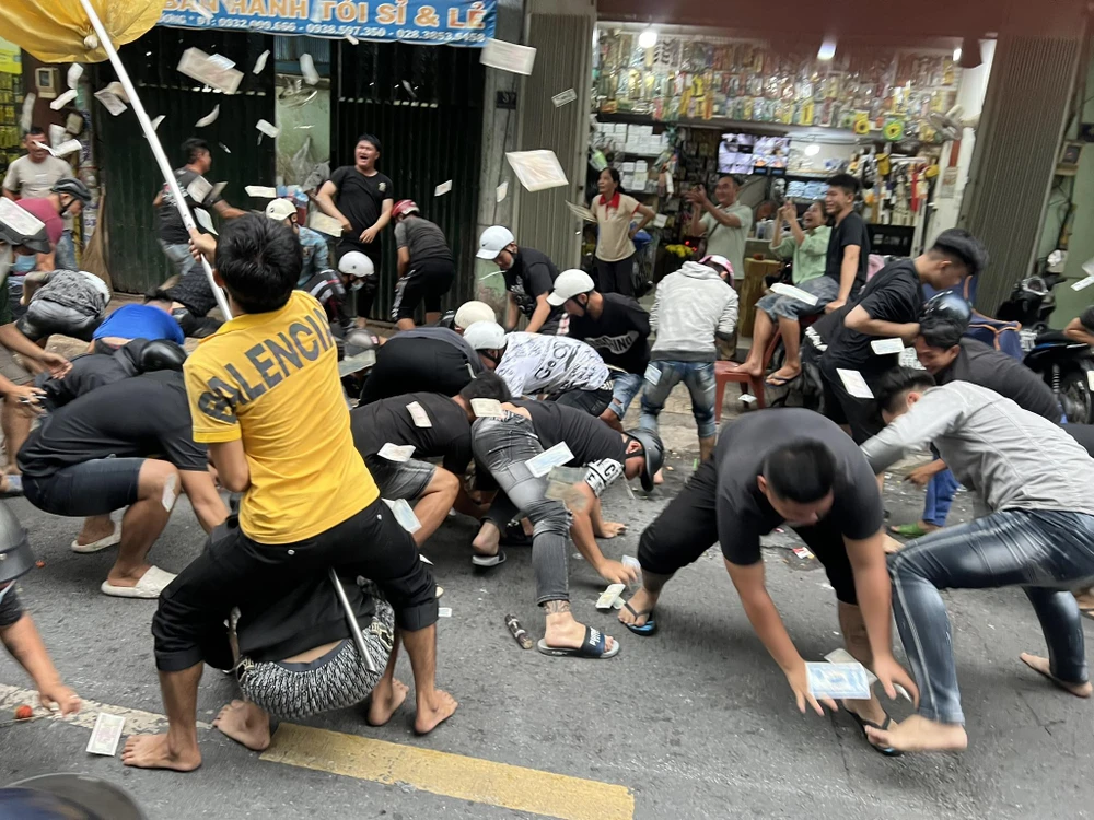 Biển người xô đẩy, nhặt các tờ tiền mệnh giá từ 1.000 đồng đến 5.000 đồng.