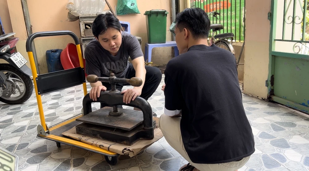 Anh Tài giới thiệu về lịch sử, công dụng của máy ép sách to nhất đang sở hữu đến bạn bè.