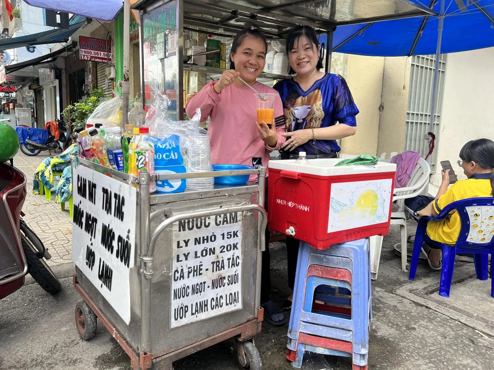 Chứng kiến hộ dân Phạm Thị Thu Hạnh ( mặc áo hồng) thoát nghèo, bà Thái Thị Thương Hoài (mặc áo xanh, cán bộ phúc tra, hiện công tác tại Phòng LĐ-TB&XH quận Tân Phú) cảm động và tâm phục nghị lực vượt khó của hộ này. Bà chia sẻ: "Chị Hạnh là người có ý chí kiên cường trong việc làm chủ hoàn cảnh, đó cũng nhờ một phần chính quyền và nhân dân phường 3, quận 5 đã luôn đồng hành và hỗ trợ chị hết mình. Qua việc đi thực tế đến hộ chị, tôi nhận được nhiều bài học thoát nghèo quý báu, hi vọng sẽ được quận Tân Phú học hỏi và áp dụng". Ảnh: QUỐC HƯƠNG. Chứng kiến hộ dân Phạm Thị Thu Hạnh ( mặc áo hồng) thoát nghèo, bà Thái Thị Thương Hoài (mặc áo xanh, cán bộ phúc tra, hiện công tác tại Phòng LĐ-TB&XH quận Tân Phú) cảm động và tâm phục nghị lực vượt khó của hộ này. Bà chia sẻ: "Chị Hạnh là người có ý chí kiên cường trong việc làm chủ hoàn cảnh, đó cũng nhờ một phần chính quyền và nhân dân phường 3, quận 5 đã luôn đồng hành và hỗ trợ chị hết mình. Qua việc đi thực tế đến hộ chị, tôi nhận được nhiều bài học thoát nghèo quý báu, hi vọng sẽ được quận Tân Phú học hỏi và áp dụng". Ảnh: QUỐC HƯƠNG.