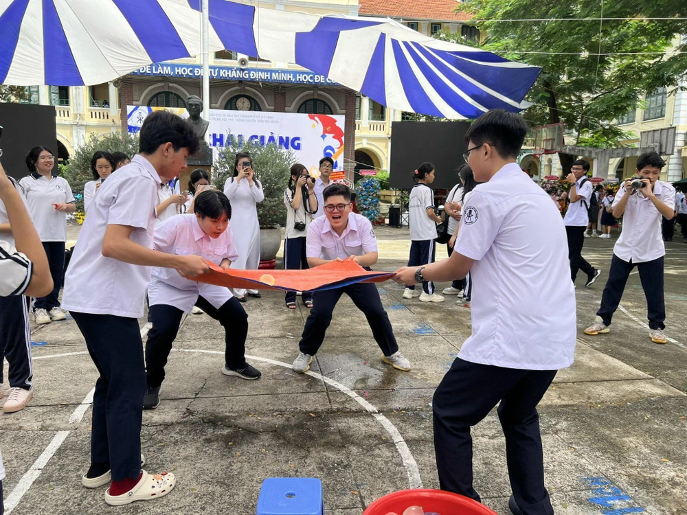 Trò chơi "Thảy bóng nước" kết hợp giữa 4 học sinh gián tiếp tạo ra ý nghĩa mới: Trong môi trường làm việc đồng đội nếu mọi người hỗ trợ lẫn nhau, có khả năng vượt qua khó khăn và đạt được những mục tiêu lớn.