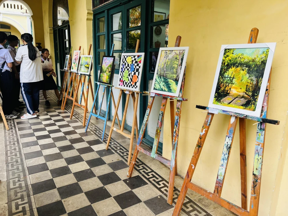 Bên cạnh đó, trường THPT Chuyên Trần Đại Nghĩa dành riêng một không gian trưng bày các tác phẩm mỹ thuật do chính học sinh tại trường "trổ tài".