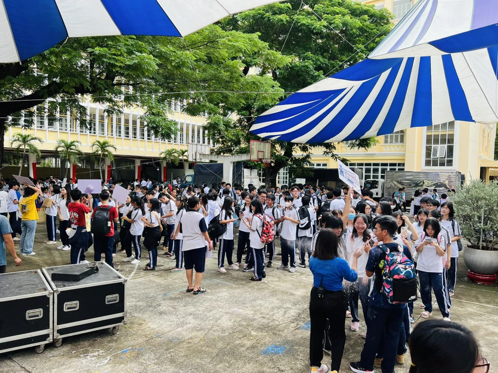 Qua đó giới thiệu các hoạt động của bộ phận đoàn thể như Đoàn Thanh niên, Đoàn Thiếu niên, Câu lạc bộ...trong trường. Tất cả nhằm mở rộng phạm vi tương tác của học sinh, cho các em trau dồi thêm các kỹ năng cần thiết song song với việc học tập văn hóa.