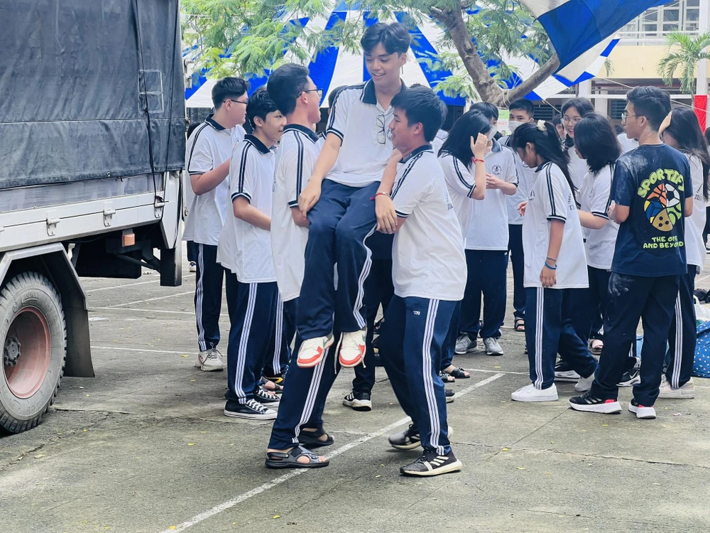 Tham gia trò chơi đầu năm mới, tân học sinh sẽ có cơ hội giao lưu, làm quen với những môi trường học mới và gắn kết mối quan hệ bạn bè lâu dài.