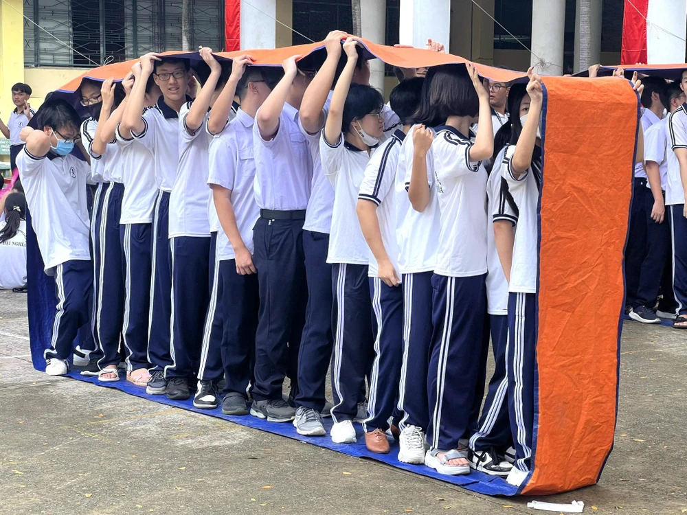 Trò chơi nhóm "Đại lộ khổng lồ". Các bạn học sinh cùng điều khiển tấm bạt tiến về phía trước, nếu không kết hợp nhịp nhàng sẽ không thể di chuyển được.