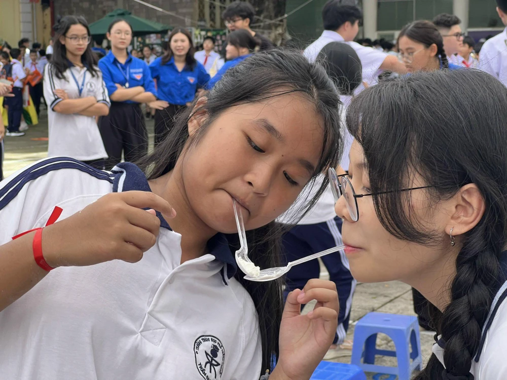 Trò chơi "Chuyền bột bằng thìa".