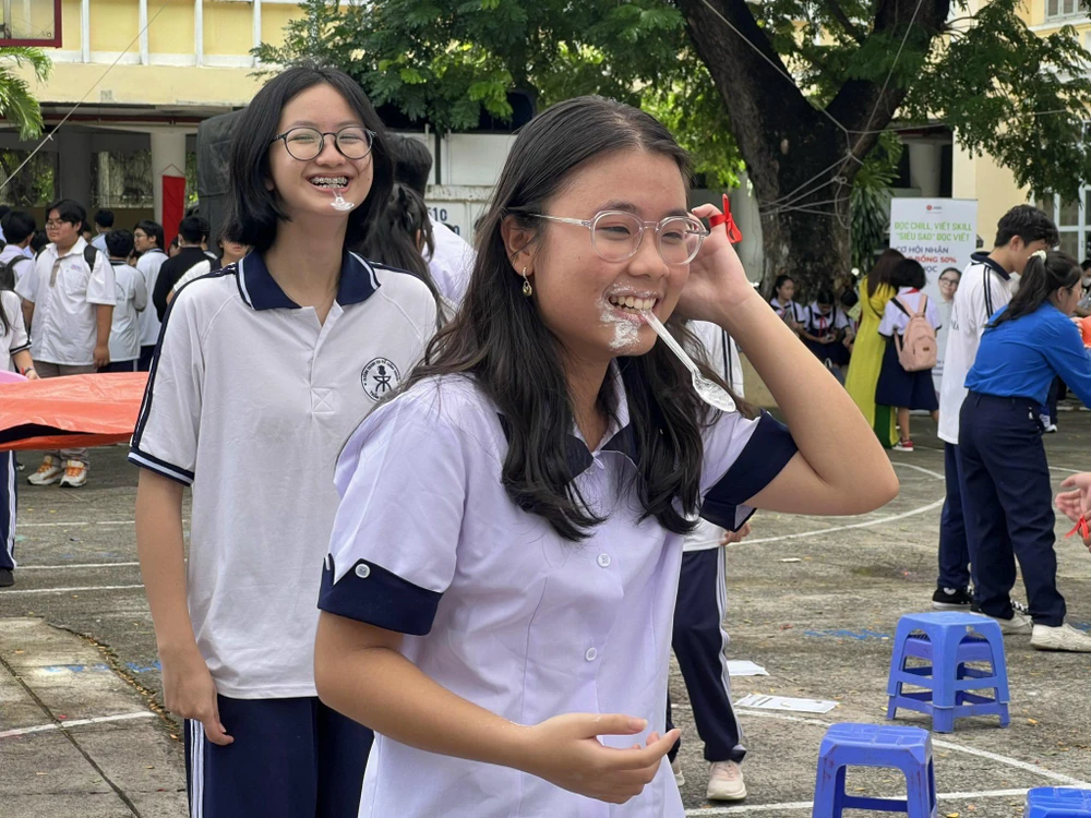 Chưa kết thúc cuộc chơi nhưng miệng ai nấy cũng lấm lem vì rớt bột.