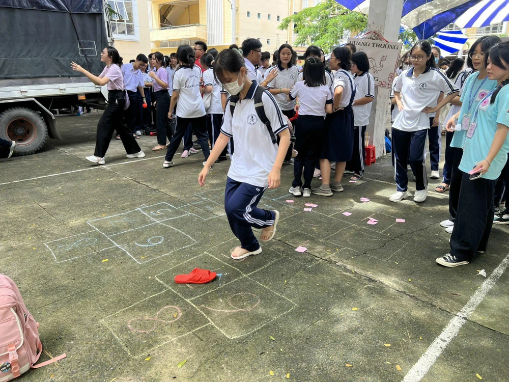 Học sinh chơi trò "Nhảy lò cò" truyền thống giúp ôn lại nét đẹp văn hóa dân gian Việt Nam.