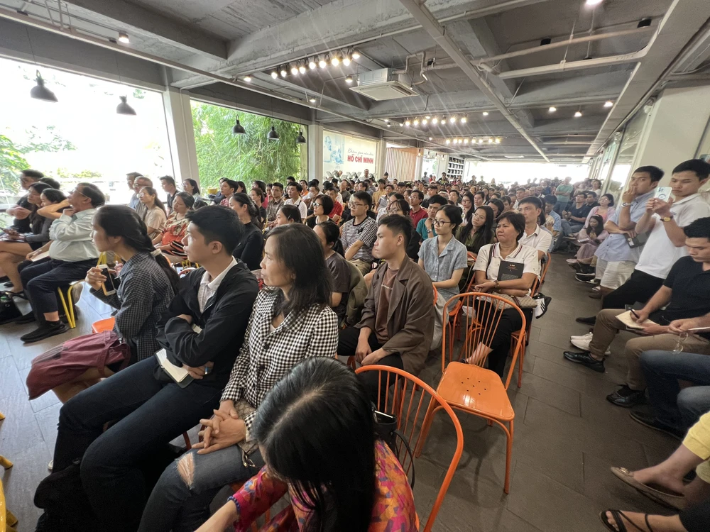 Tham dự buổi giao lưu còn có đông đảo thân hữu và người hâm mộ đến chúc mừng tác giả vừa cho ra đời quyển sách mới.