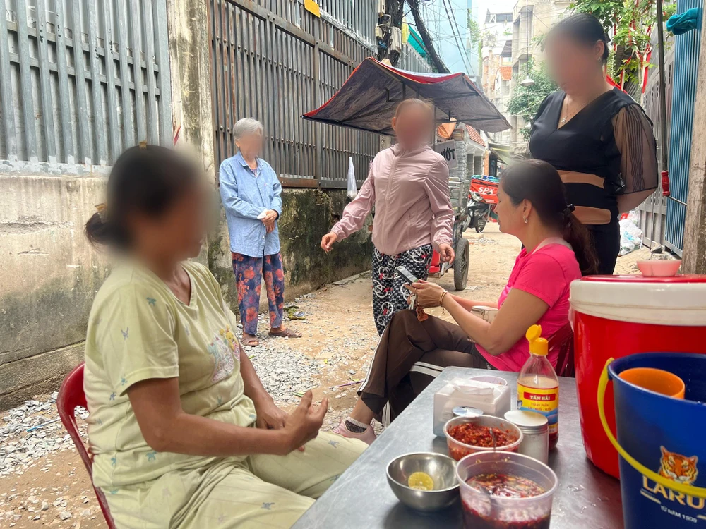 Người dân cùng ngụ chung hẻm với em M. vẫn còn xôn xao, thất thần vì hành vi đánh hội đồng quá dã man. Bà T, hàng xóm với gia đình nói: “Đối tượng hành hung cháu M quá dã man. Tội nghiệp cháu ảnh hưởng về thể xác lẫn tinh thần. Tôi mong muốn cơ quan chức năng vào cuộc và có biện pháp răn re, giáo dục nghiêm khắc với các đối tượng trên”. Ảnh: QUỐC HƯƠNG