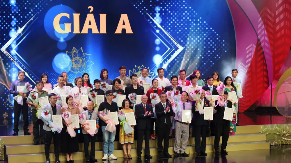 Lễ-trao-giải-thưởng-văn hóa-nghệ thuật-báo chí1.jpeg