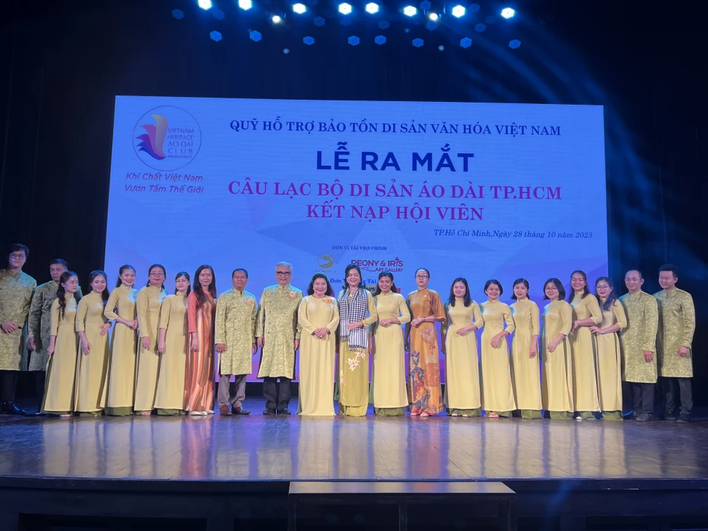 Thành viên CLB Di sản áo dài TP.HCM chụp ảnh lưu niệm.
