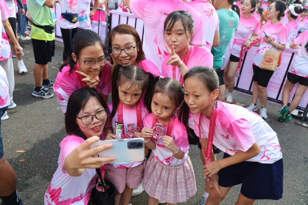 Chạy-bộ-Giải-chạy-Hồng-vì-bệnh-nhân-ung-thư-vú.jpeg