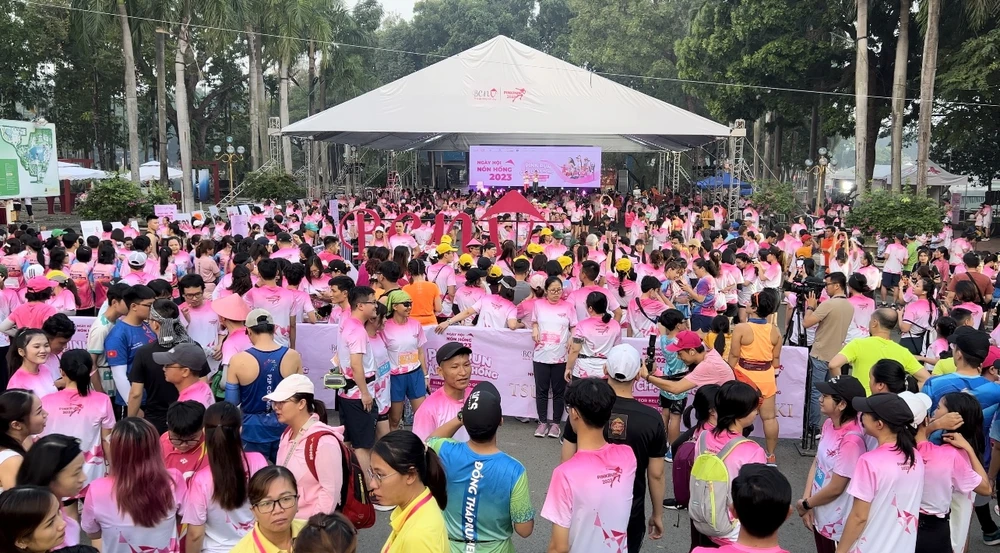 Hàng ngàn người tham gia giải chạy Hồng vì bệnh nhân ung thư vú