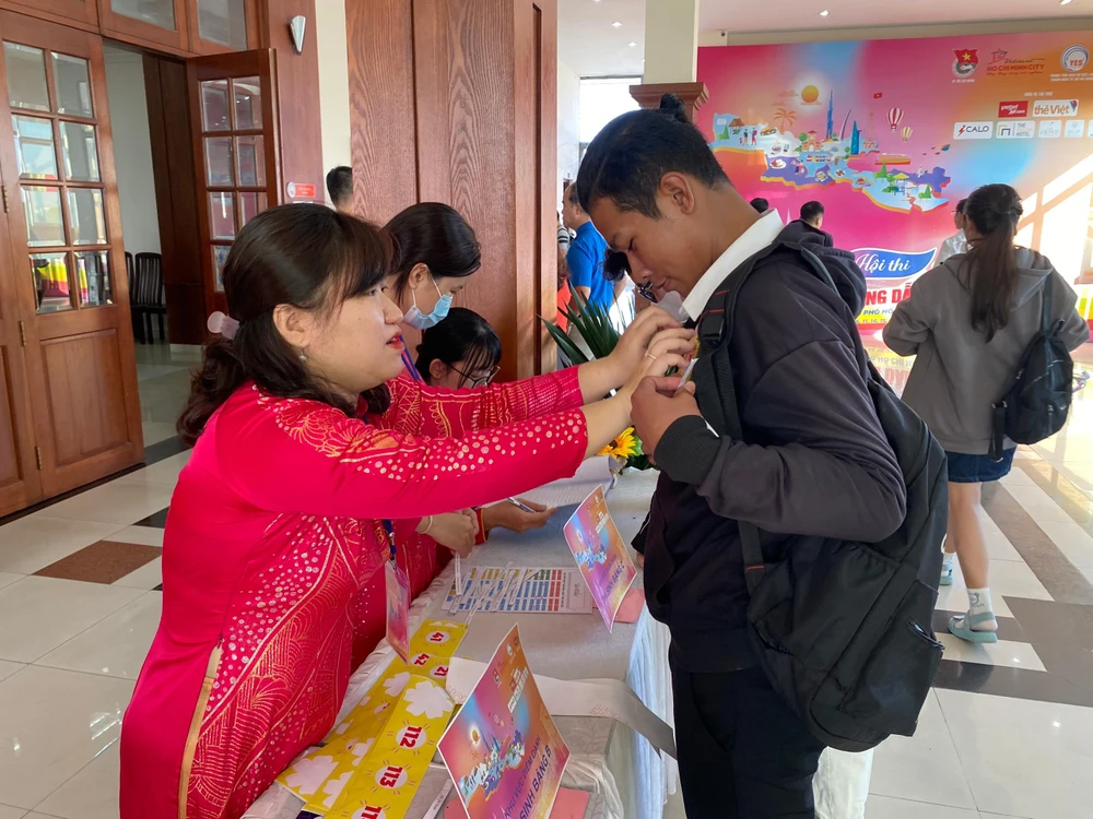 Các thí sinh đăng ký dự thi tại chương trình.