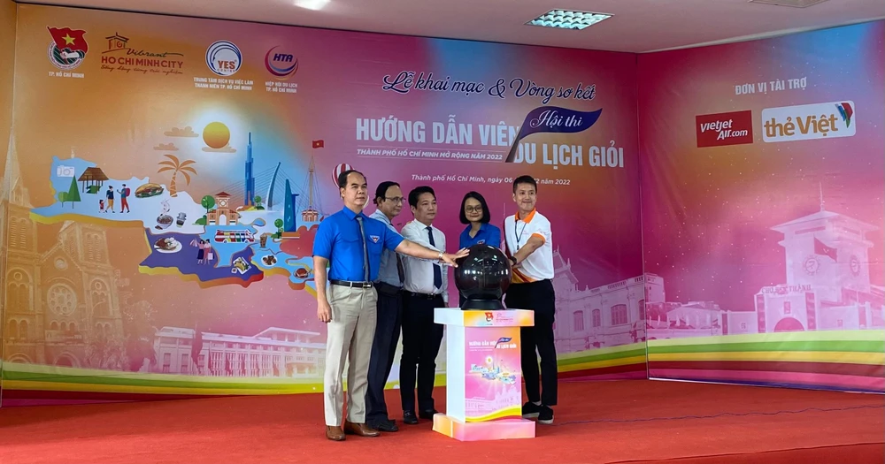 Các đại biểu thực hiện nghi thức khai mạc cuộc thi.