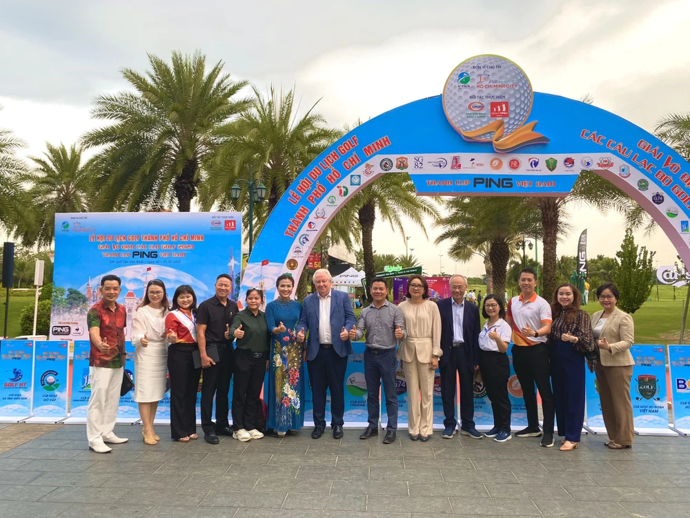 Các đại biểu tại lễ khai mạc Các đại biểu tại lễ khai mạc