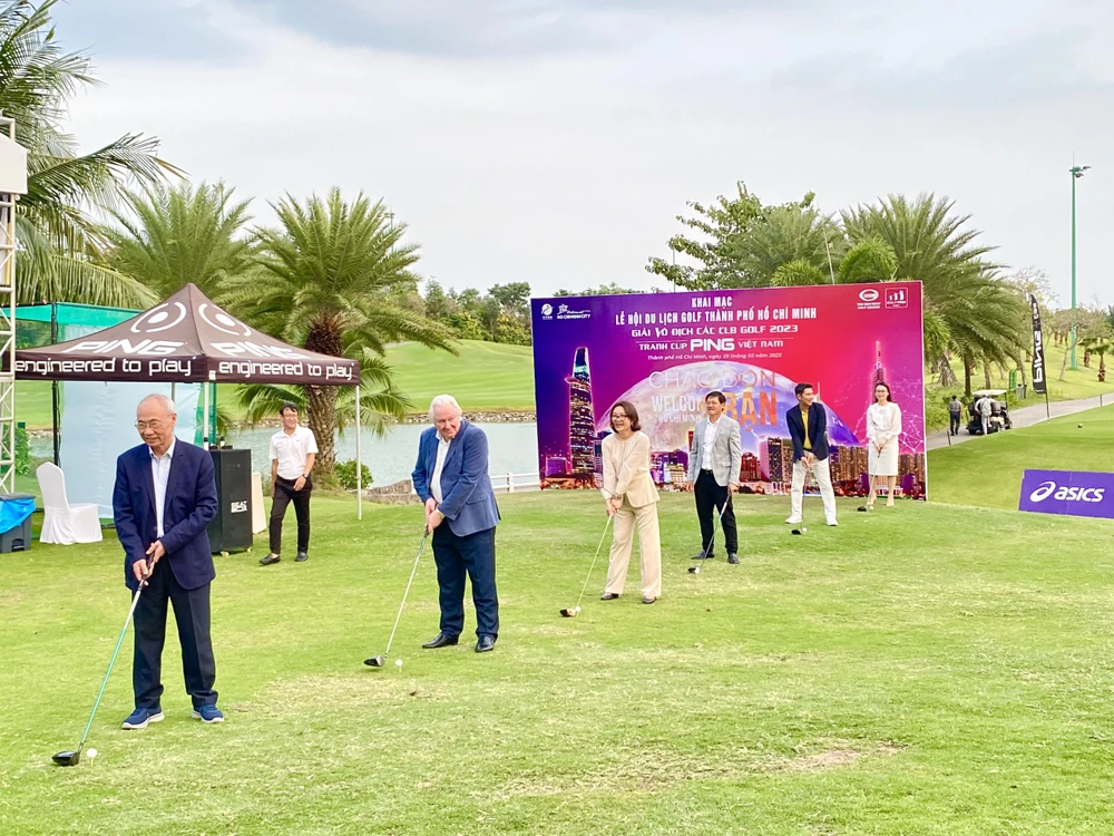 Các đại biểu thực hiện màn giao bóng golf chào mừng Các đại biểu thực hiện màn giao bóng golf chào mừng
