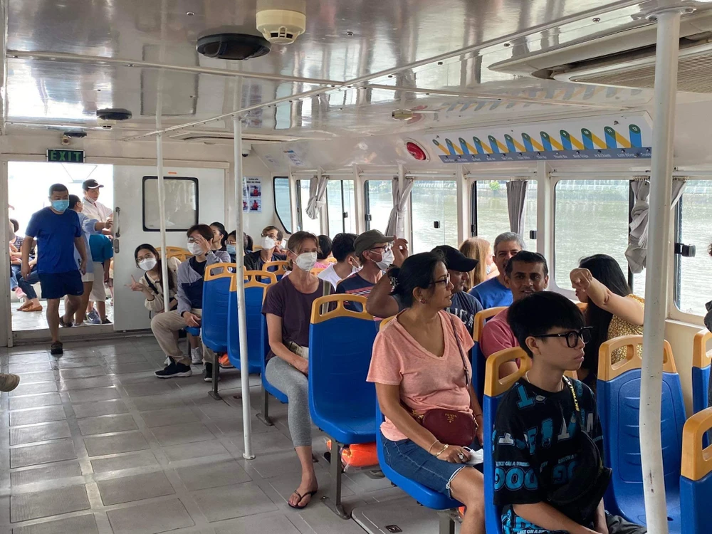 Trải nghiệm Water Bus và ngắm nhìn trung tâm thành phố. Ảnh:HOÀNG HIẾU