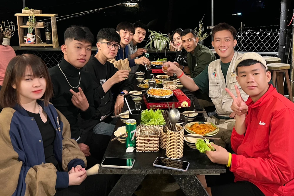 Hoặc cùng bạn bè tụ tập những ngày cuối tuần. Ảnh: HOÀNG HIẾU