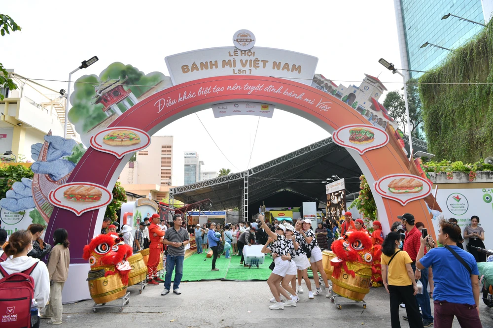 Dù chỉ mới diễn ra lần thứ nhất nhưng Lễ hội bánh mì đã thu hút nhiều người tham gia. Ảnh: HOÀNG HIẾU