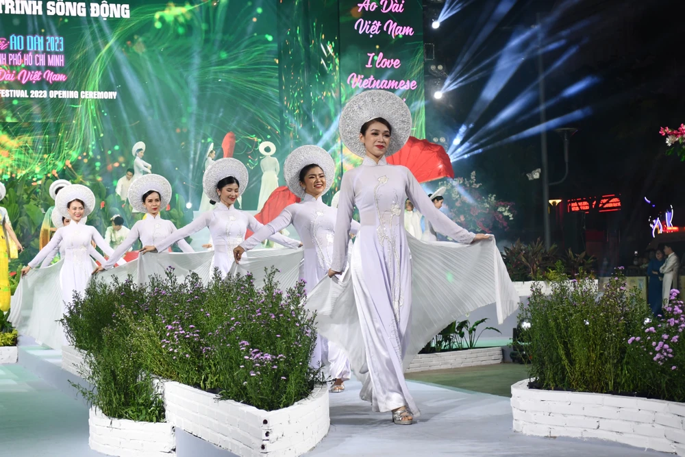 Lễ hội Áo dài tại TP.HCM 2023. Ảnh: HOÀNG HIẾU