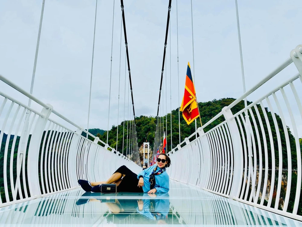 Du khách check-in trên cầu. Ảnh VÂN ANH