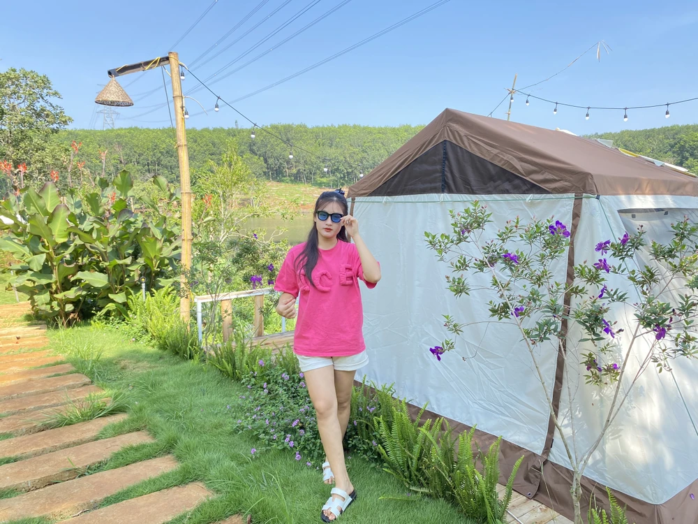 Những túp lều hướng ra hồ ẢNH : HOÀNG HIẾU