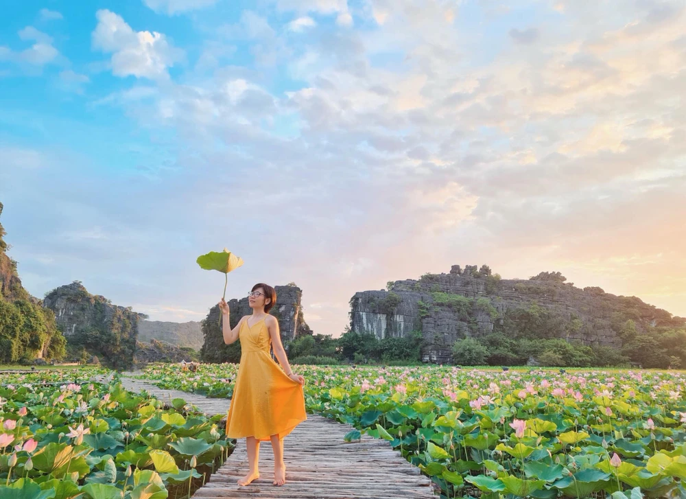 Bao quanh hồ sen là những ngọn núi đá vôi. Ảnh : LÂM HY