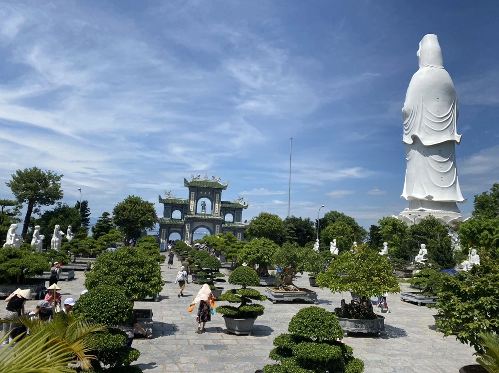 Chùa Linh Ứng với tượng mẹ Quan Âm hướng ra biển. Ảnh: HOÀNG HIẾU Chùa Linh Ứng với tượng mẹ Quan Âm hướng ra biển. Ảnh: HOÀNG HIẾU