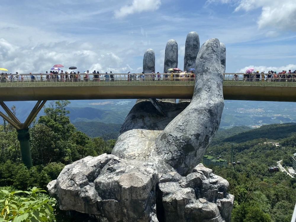 Cầu Vàng với thiết kế độc đáo Ảnh: HOÀNG HIẾU Cầu Vàng với thiết kế độc đáo Ảnh: HOÀNG HIẾU