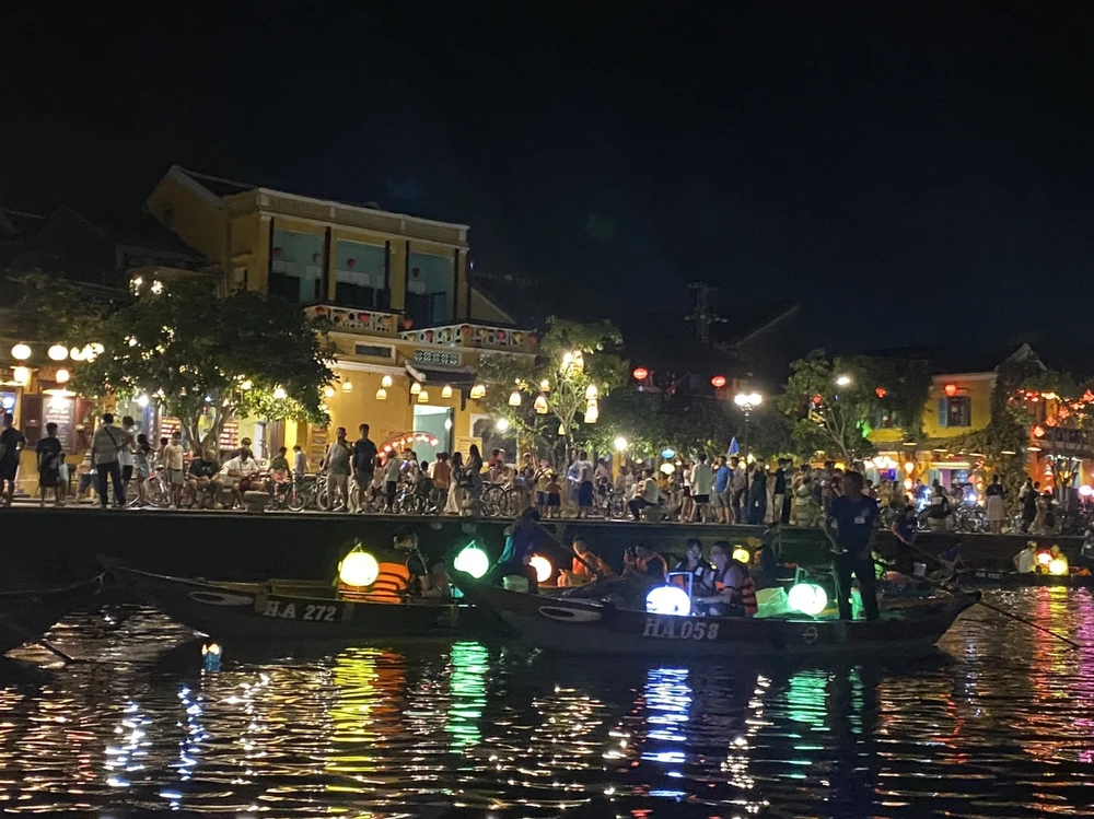 Ngắm nhìn phố cổ Hội An về đêm Ảnh: HOÀNG HIẾU Ngắm nhìn phố cổ Hội An về đêm Ảnh: HOÀNG HIẾU