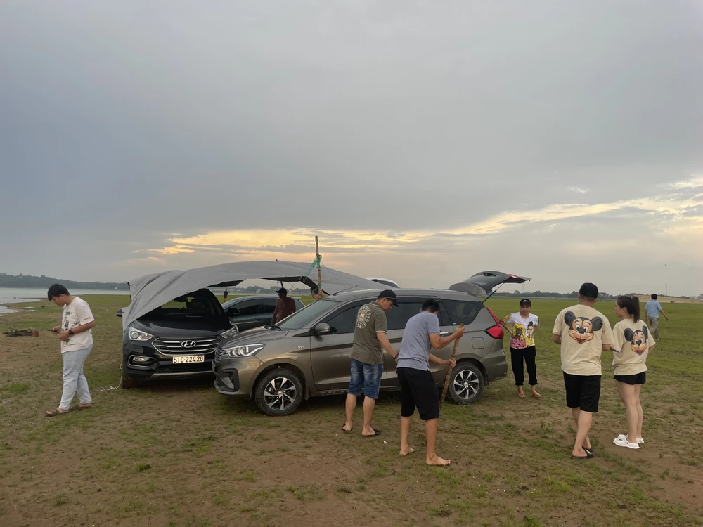Cắm trại ở hồ Dầu Tiếng. Ảnh : HOÀNG HIẾU