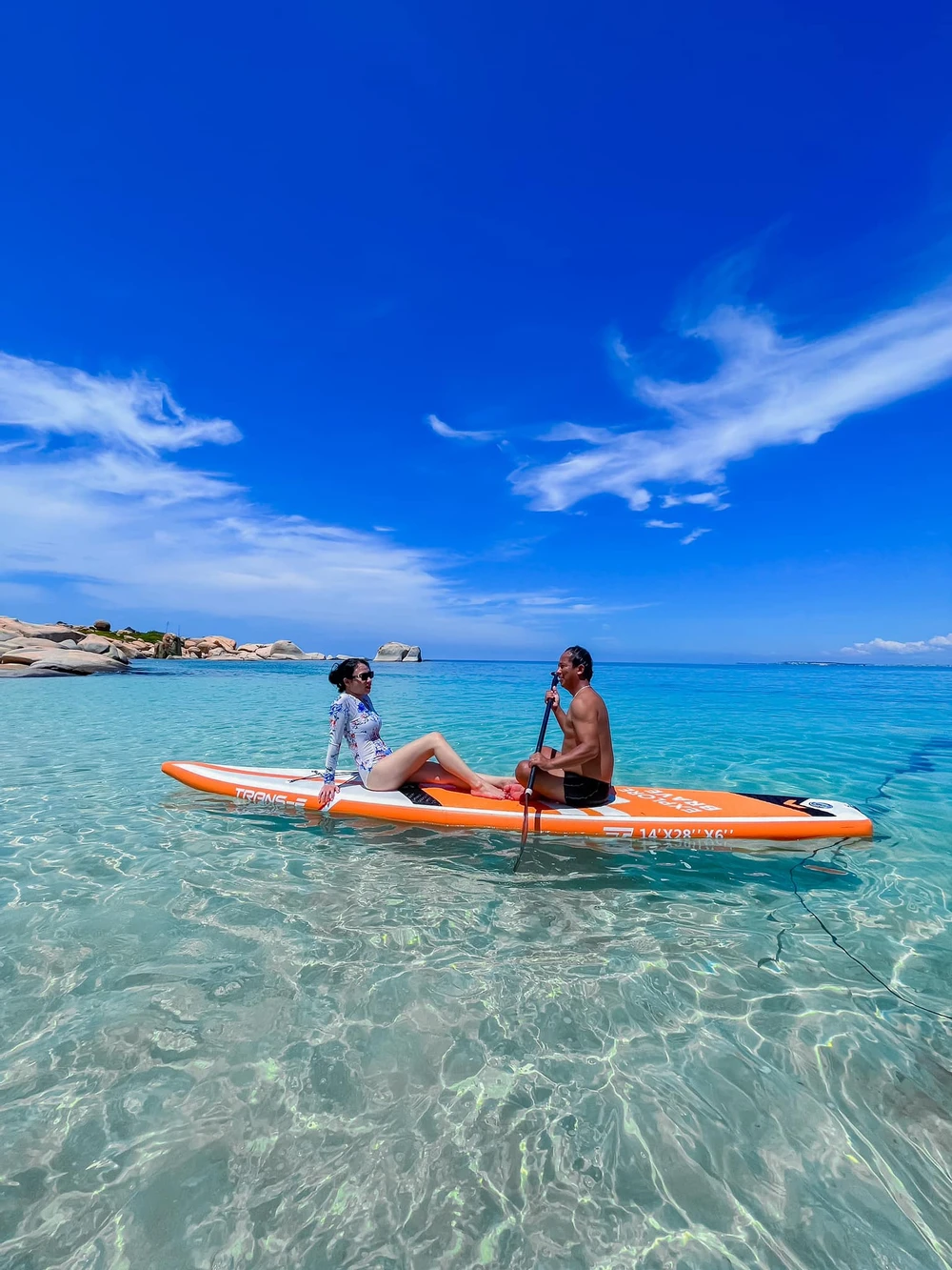 Chèo sup ở đảo Cù Lao Câu. Ảnh : ĐINH THUỲ