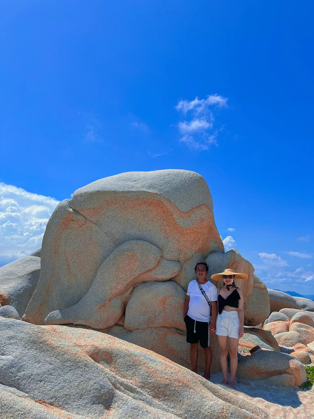 Những mỏm đá với hình thù độc đáo. Ảnh: ĐINH THUỲ