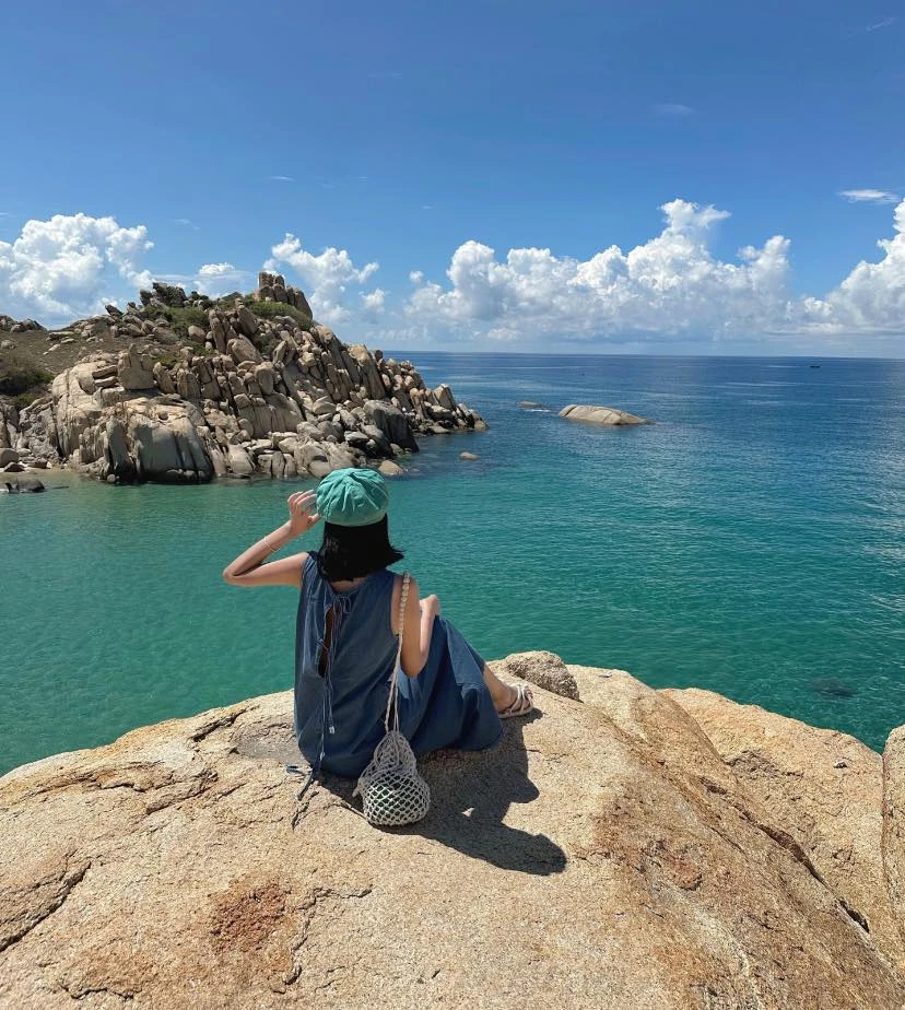 Ngắm biển trên những mỏm đá ở đảo Cù Lao Câu. Ảnh: ÁNH TUYẾT