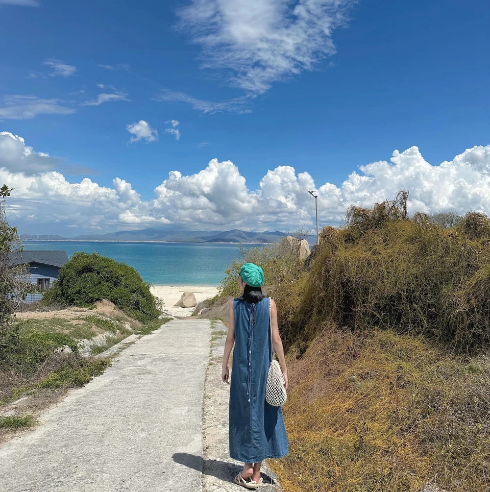 Cung đường hướng thẳng ra biển. Ảnh: ÁNH TUYẾT