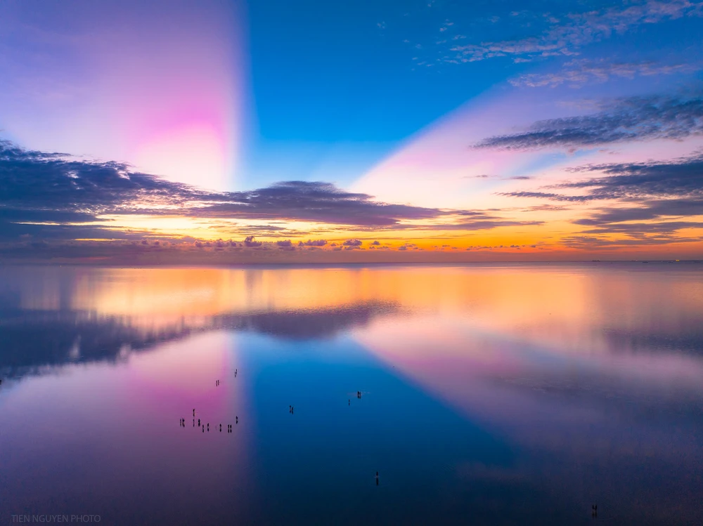 Bầu trời cực đẹp ở biển vô cực. Ảnh: TIẾN MẨU