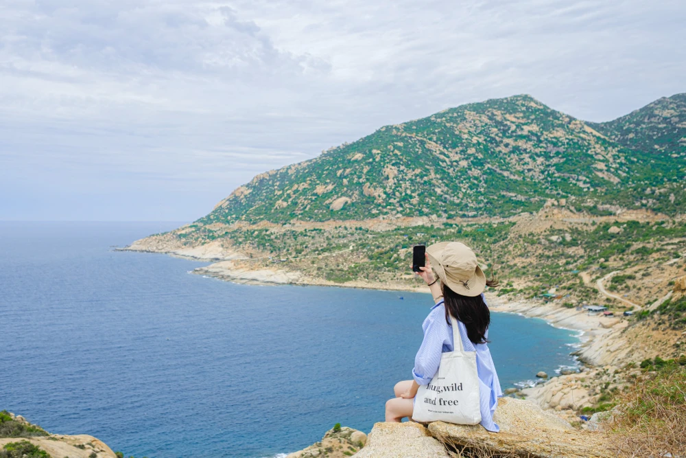 Ngắm toàn bộ vùng biển xanh ngát. Ảnh: Minh Huệ.