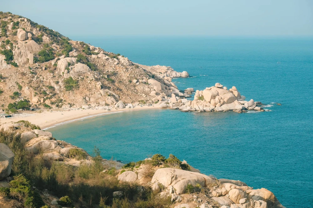 Cung Mũi Dinh mang nét đẹp hoang sơ nhưng không kém phần thơ mộng Ảnh : ĐÌNH MINH