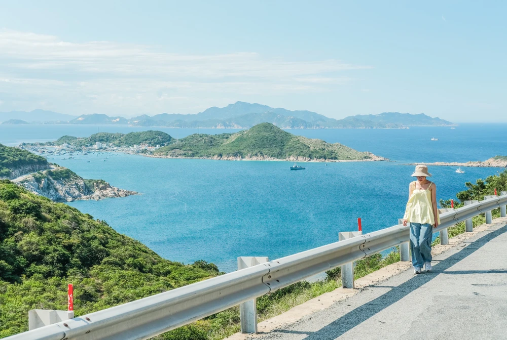 Du khách cos thể dạo bước bên cung Vĩnh Hy. Ảnh: MINH HUỆ.