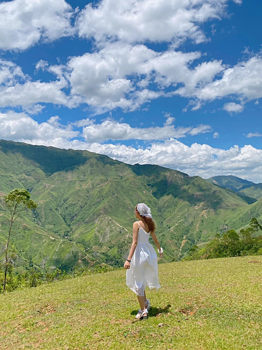 Những ngọn núi liền nhau như xương sống khủng long Ảnh : KIỀU TRANG Những ngọn núi liền nhau như xương sống khủng long Ảnh : KIỀU TRANG