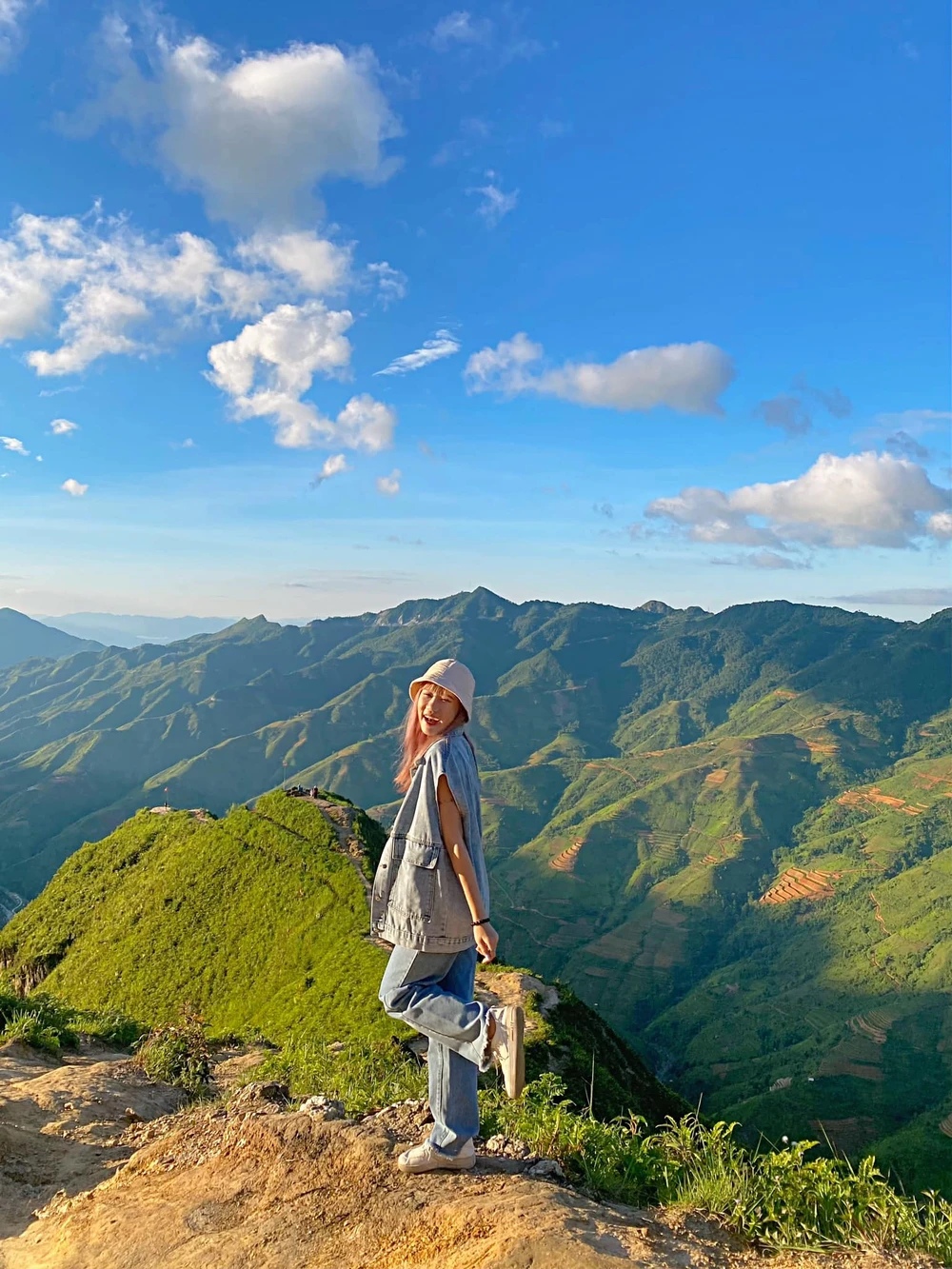 Ngắm 'khủng long, cá heo' trên đỉnh Tà Xùa, Sơn La ảnh 1 Ngắm 'khủng long, cá heo' trên đỉnh Tà Xùa, Sơn La ảnh 1